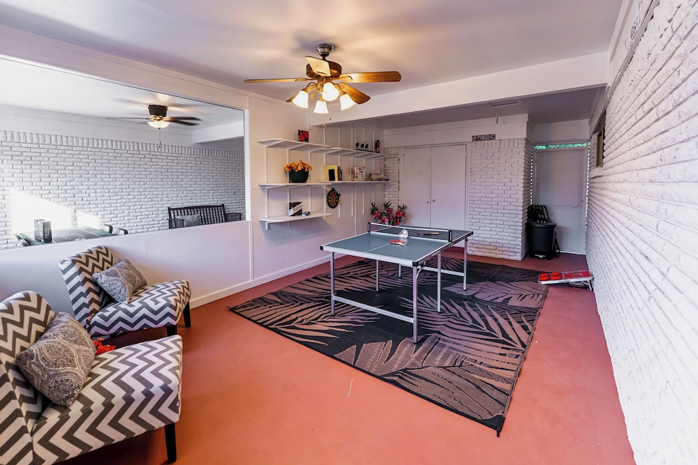 Walk to UT Austin! Charming Duplex w/ Game Room