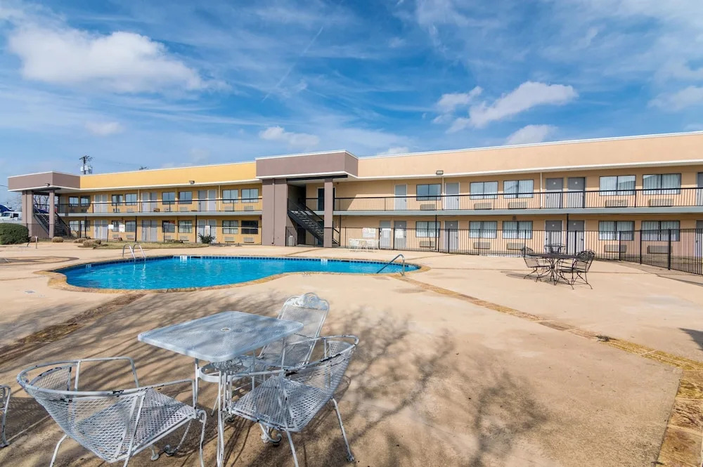 Rodeway Inn Arlington Entertainment District Area