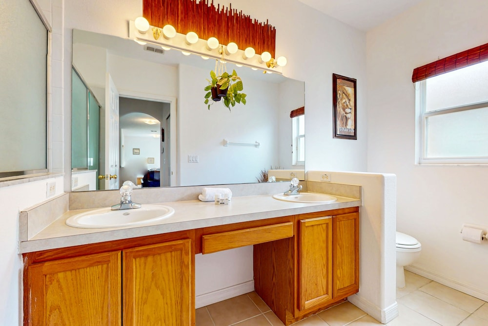 Spacious Home in Cute Area With Central AC & Washer/dryer - Snowbirds Welcome