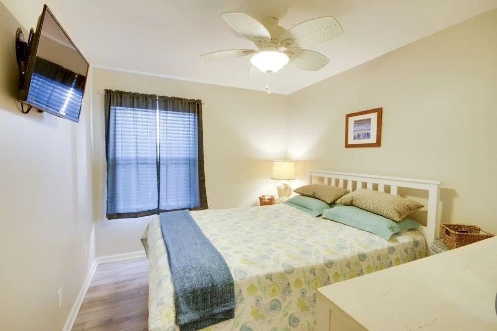 Bayshore Estates 206 - 2 Br Condo