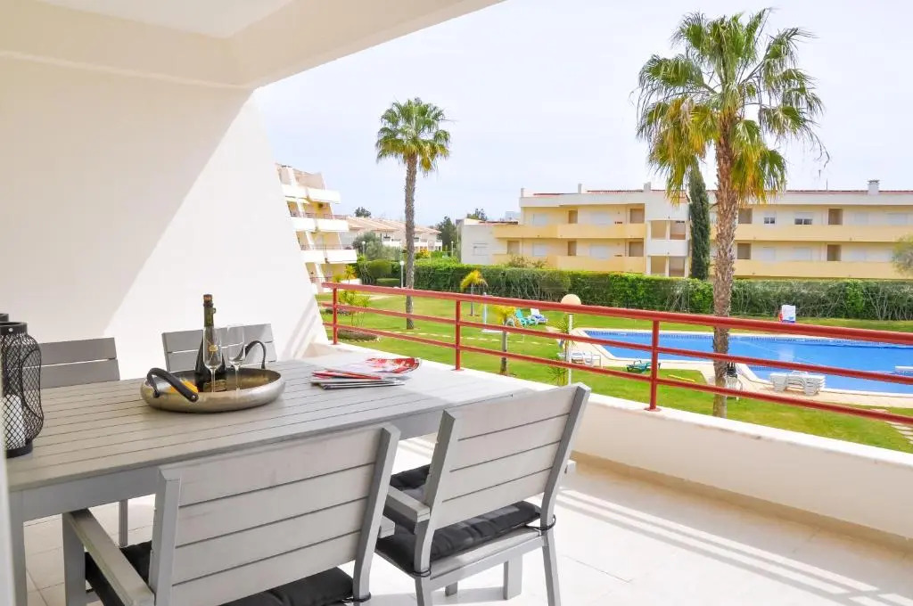 LovelyStay - 2BR Modern, Pool Access, Close to Marina & Beach