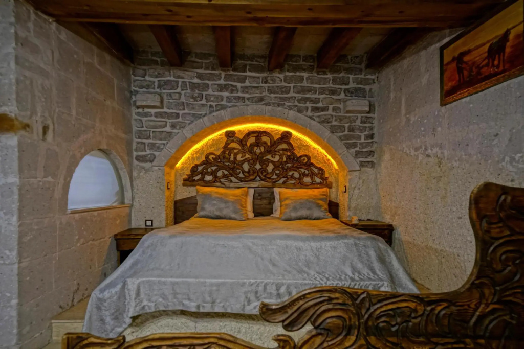 Holiday Cave Hotel
