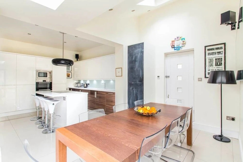 Beautiful Victorian 6 bed Family Home, in Zone 2