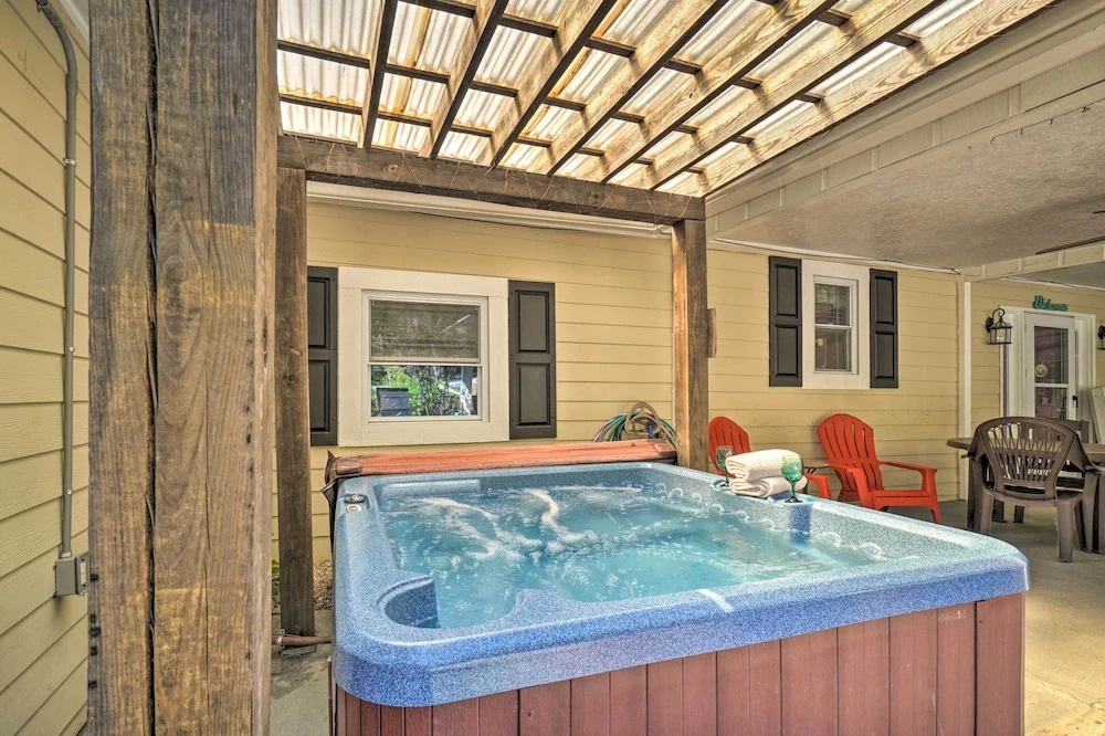 ~ 1 Mi to Dollywood: Home w/ Hot Tub & Grill
