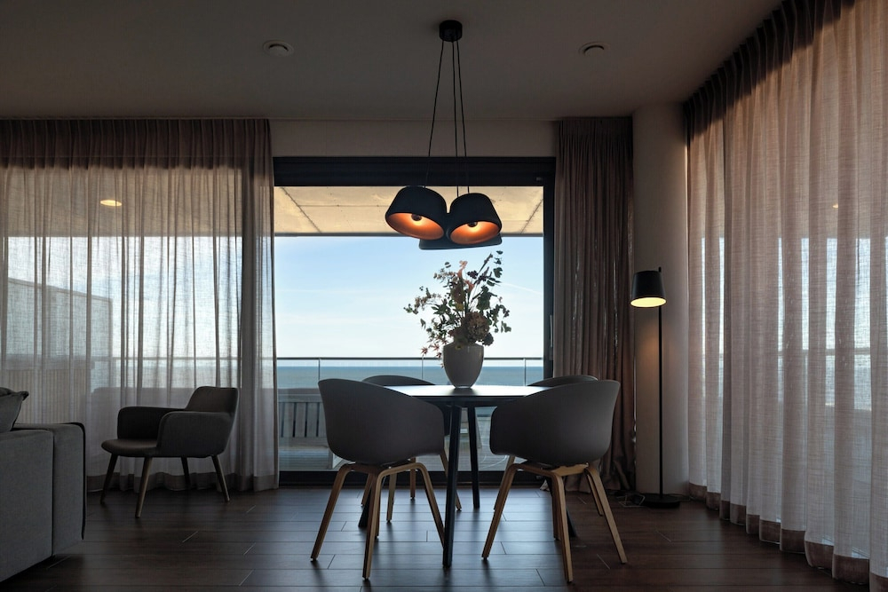 Luxury Seaview Apartment for 4