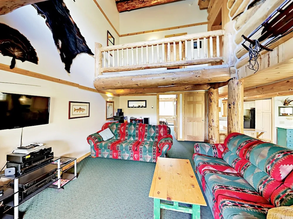 Wildernest Home 6 Bedrooms 3.5 Bathrooms Home