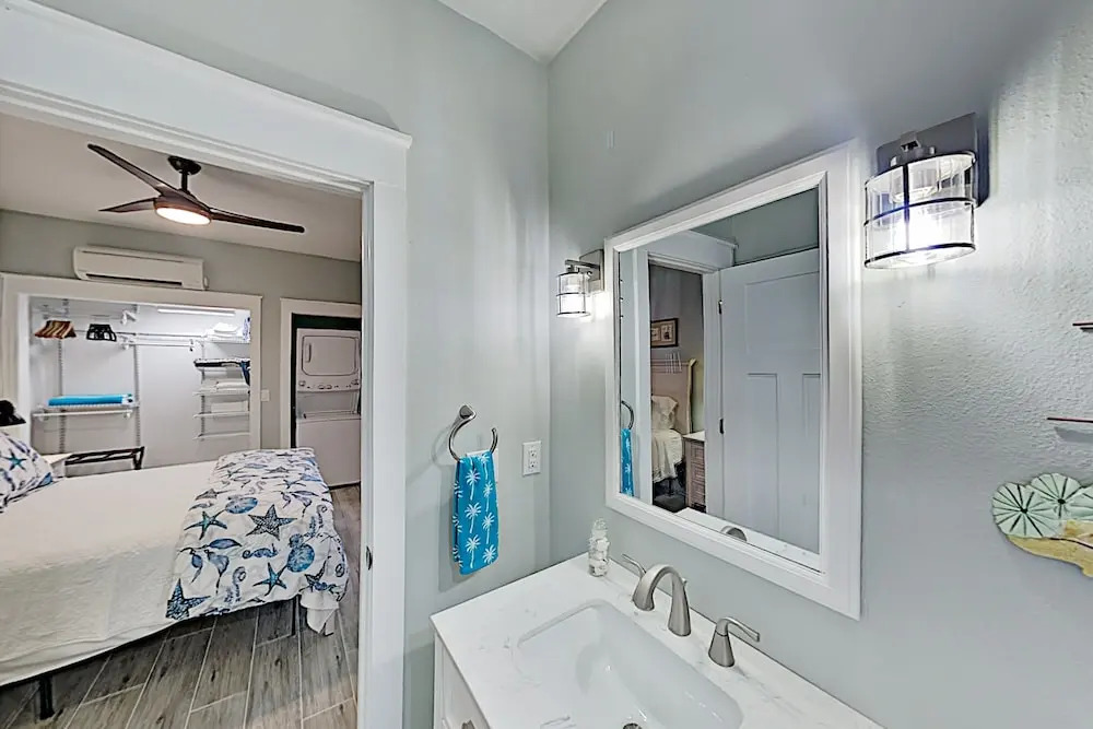 Walk To Beach! Updated Hideaway W/ New Kitchen 1 Bedroom Apts