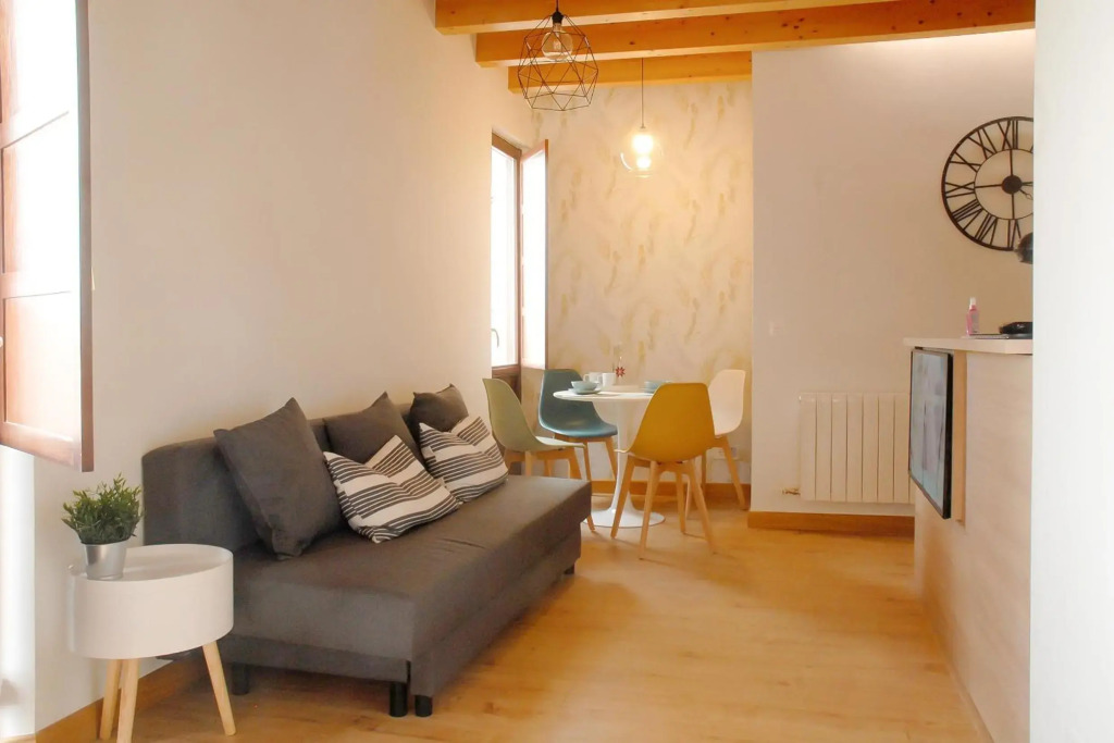 Elegant apt. for 4 in Burgos city center beside the Cathedral w/ Wifi