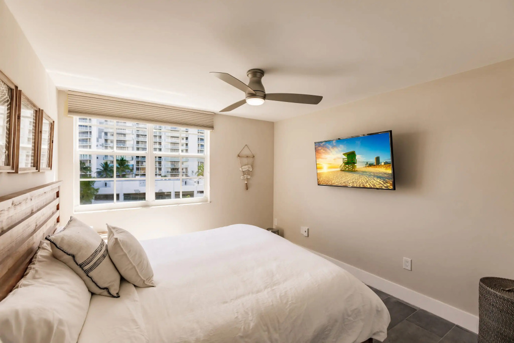 Uhost AI 3BR Condo Stunning Water Views