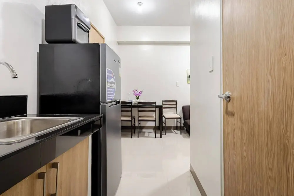 Near SM BF & Shopwise Slex Accessible 2BR for 4