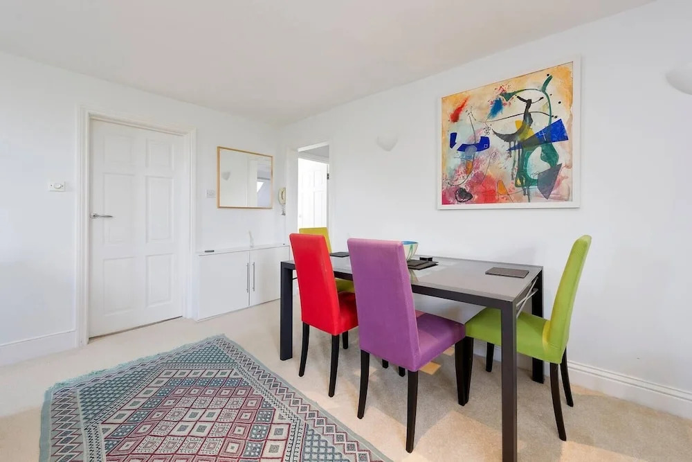Spacious & Bright 2-bed Flat By Wandsworth Common