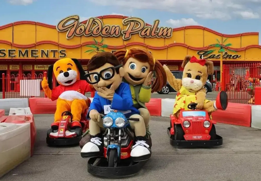 Family Caravan-pets-golden Palm-pool-arcades