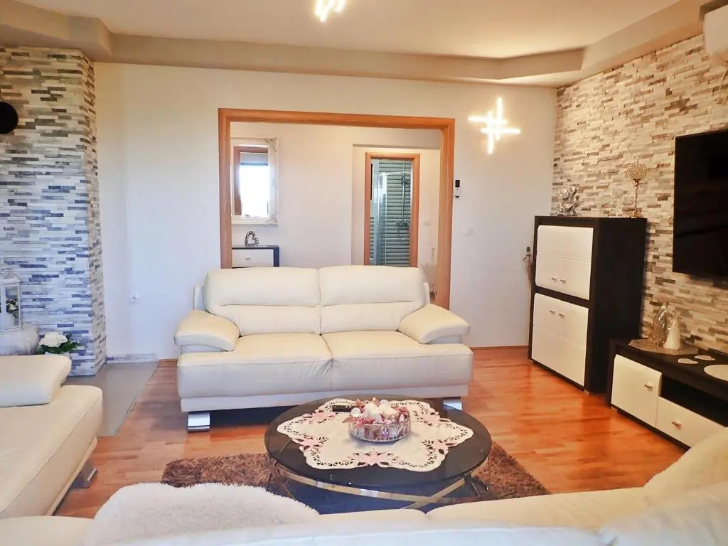 Apartment in Jasenice 42083