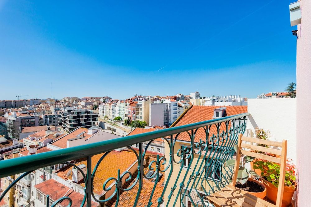 Bright & Beautiful Top Floor Graça Flat