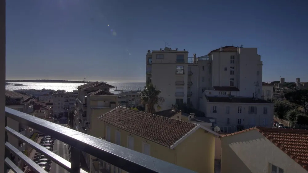 T2 3 étoiles vue mer et montagne PKG