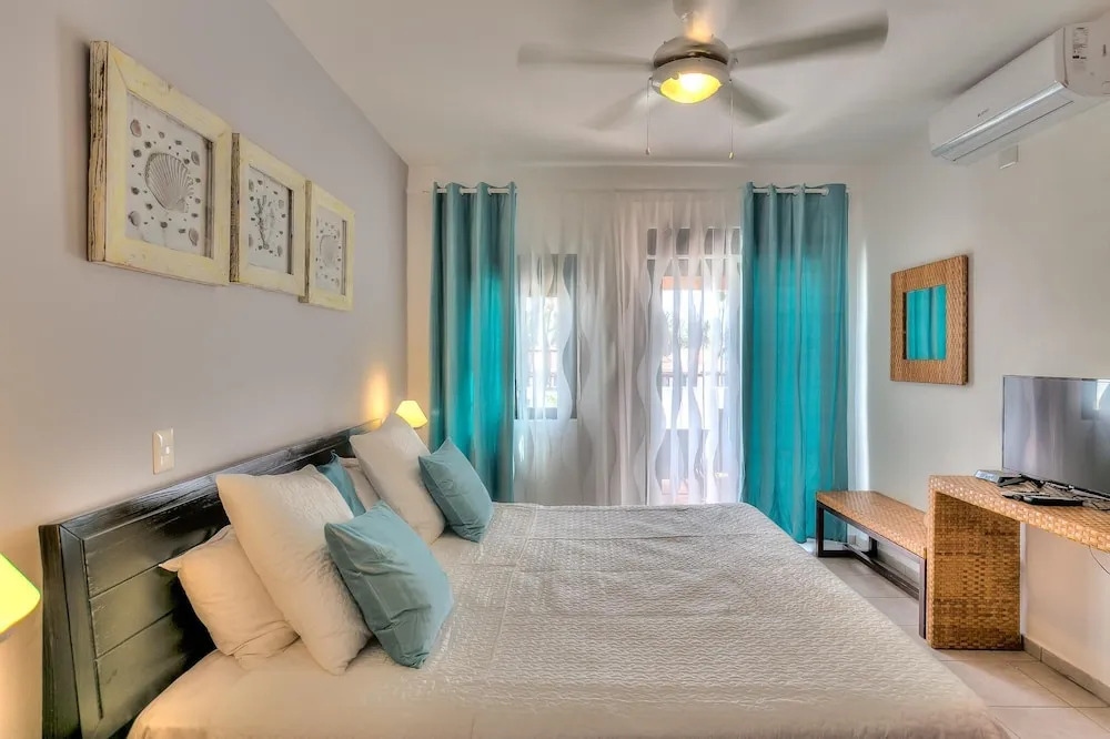 Exquisite Ocean and Pool View Apartment Next to the Beach