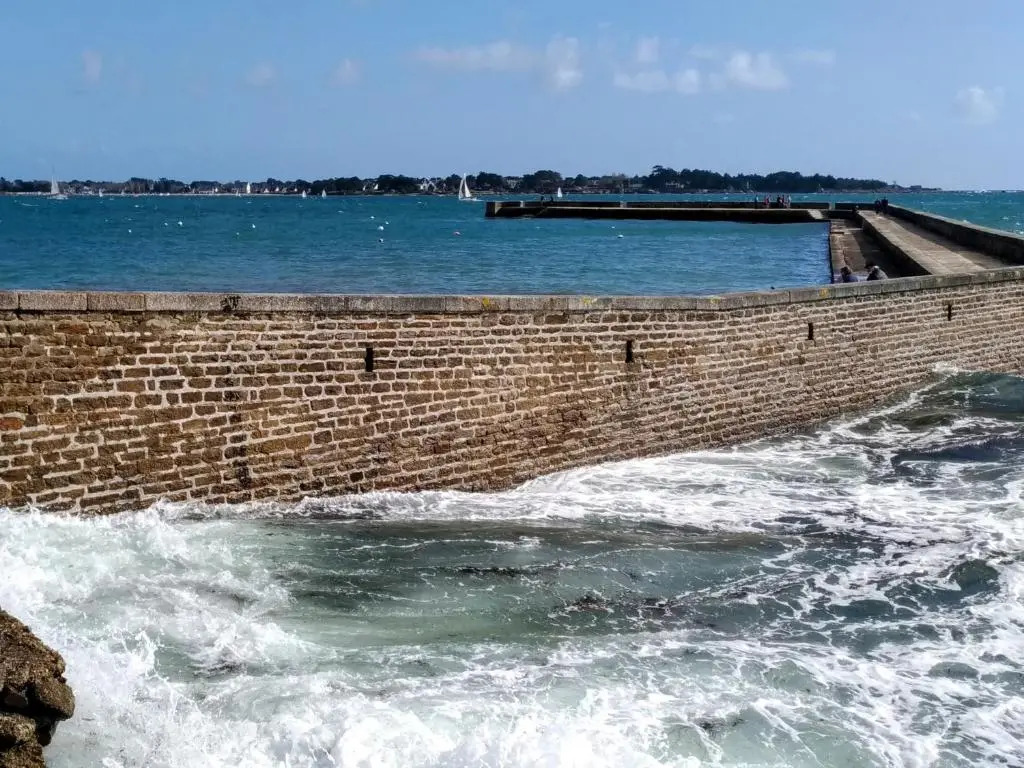 L'Océan à 100m via une venelle privée, la Ville Close à 500m, l'Archipel des Glénan à l'horizon