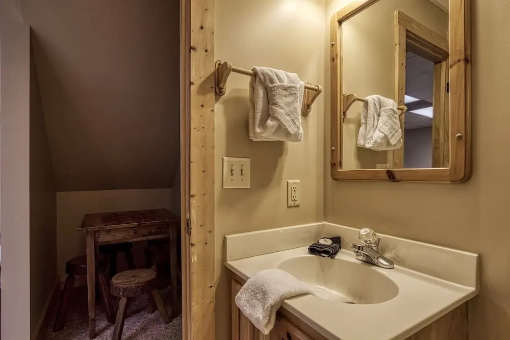 ER66 - Lil Bit of Heaven - Great location, Close to all the action! cabin