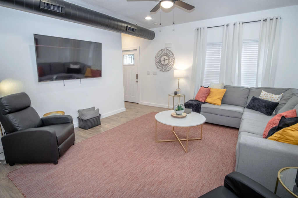 5BR/4BA House Sleeps 20 Downtown
