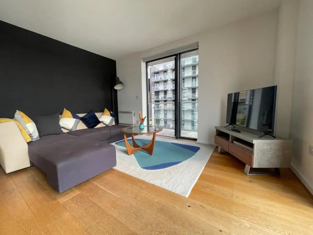 River Clyde View Apartment with Terrace & Parking