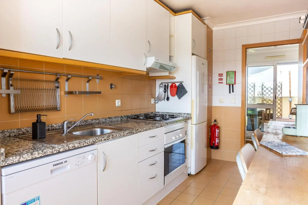 One Bedroom Apartment with Stunning River Views and Private Rooftop!