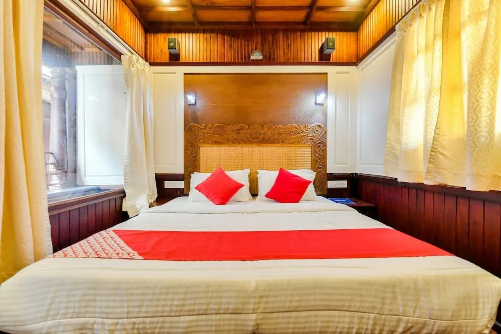 OYO 23210 KHBO Diamond Sharing Houseboat