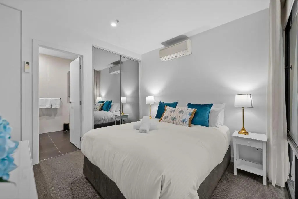 StayCentral Northcote Townhouse With Study