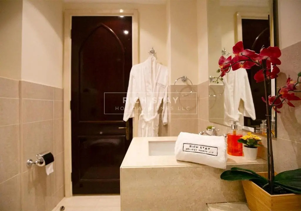 Spectacular 2BR in Souk Al Bahar, Downtown with Burj & Dubai Mall view by Rich Stay