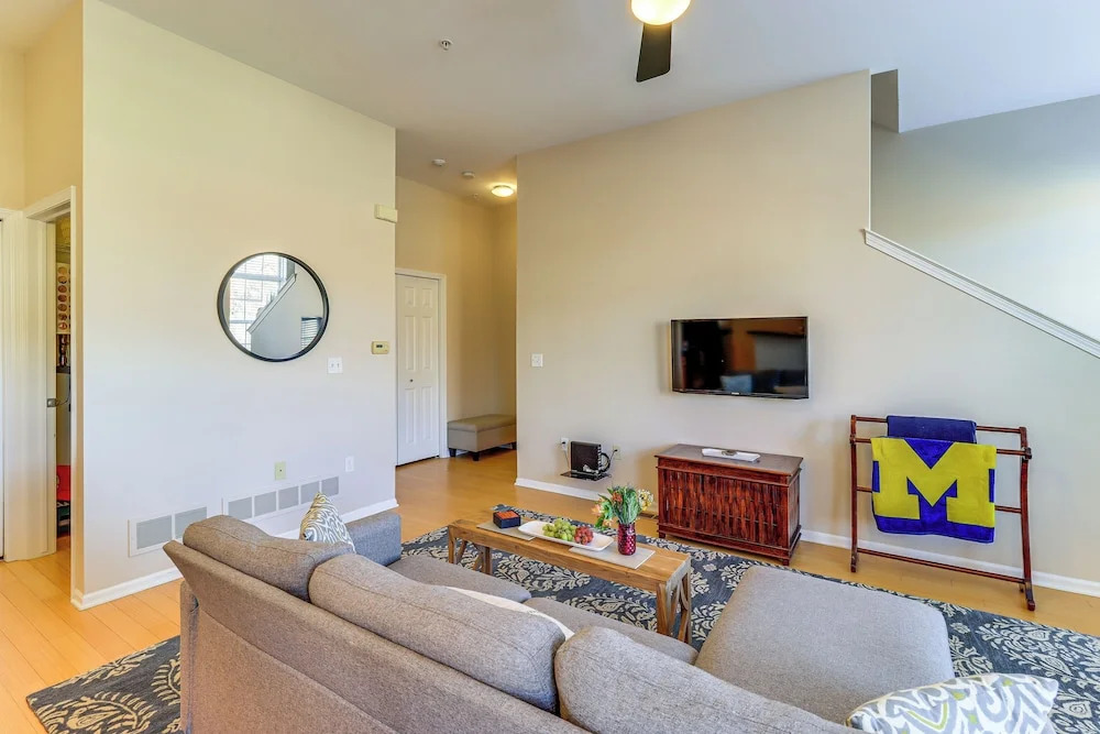 25 Mi to Detroit: Townhome w/ Smart TV!