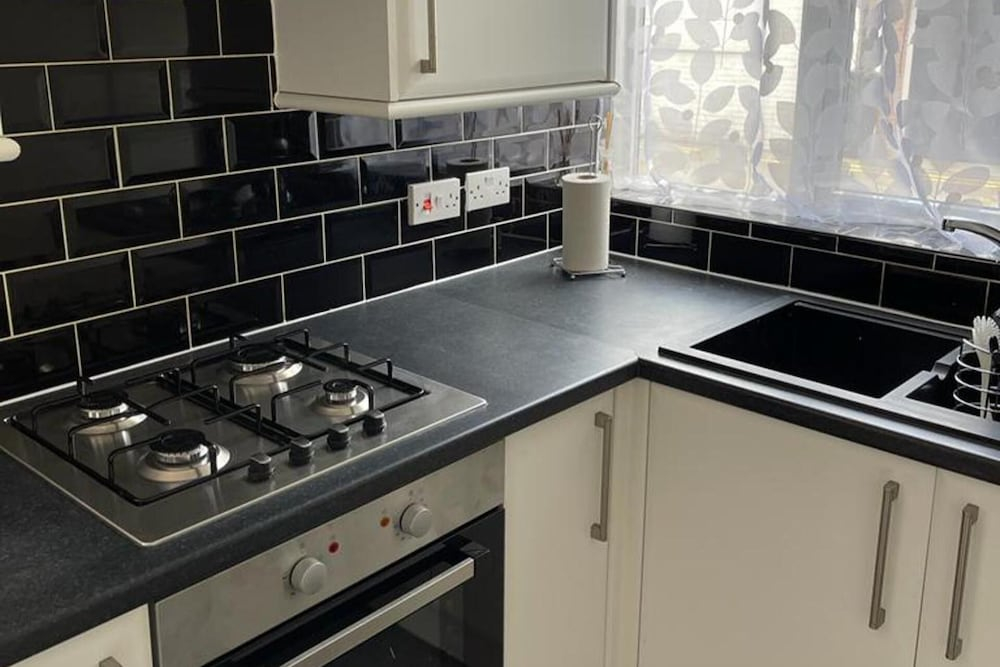 2-bed, Sleeps 4, Free Parking, Pets Allowed