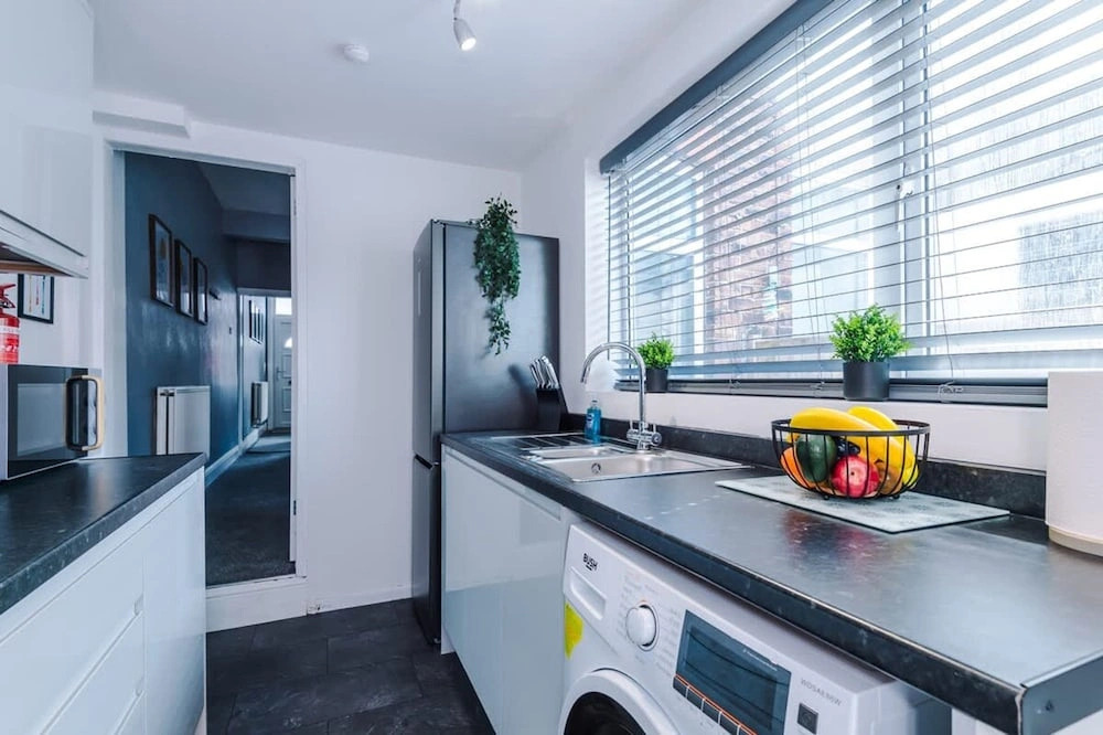 NEW Spacious Home Ideal for Groups Free Parking