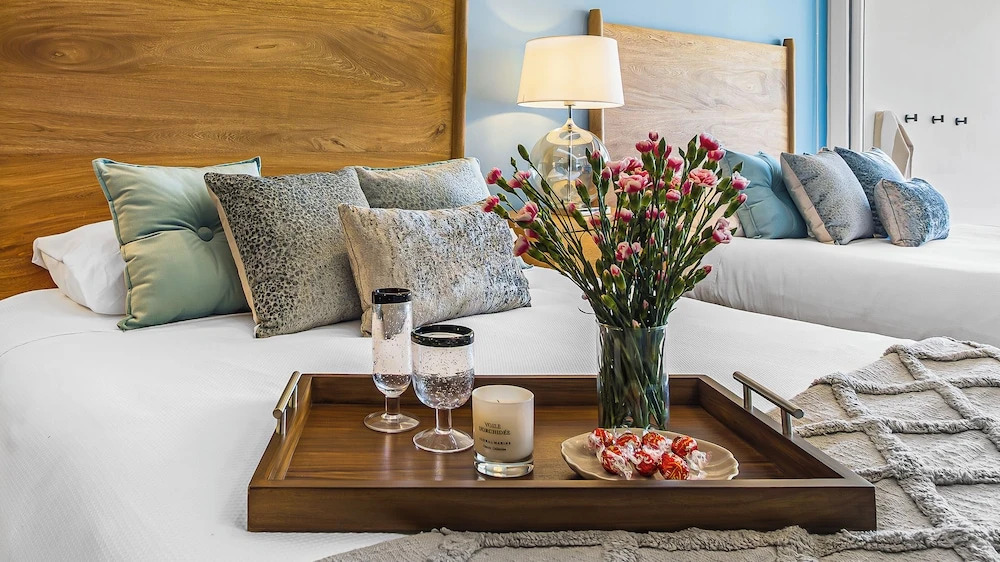 Gorgeous 1BR with Pools & Sea Views