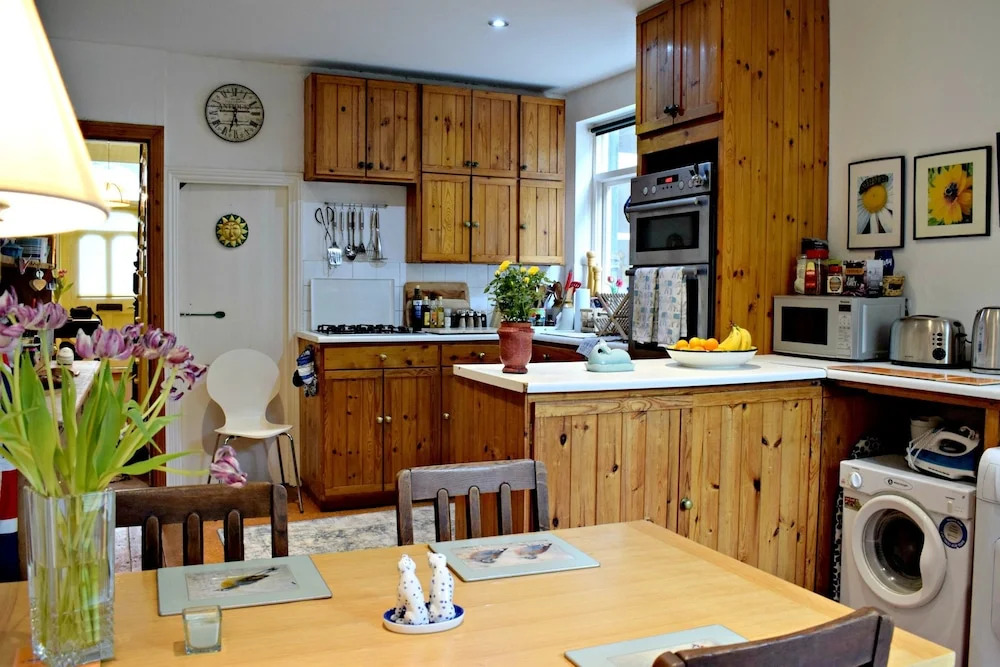 3 Bedroom Clapham Home With Patio