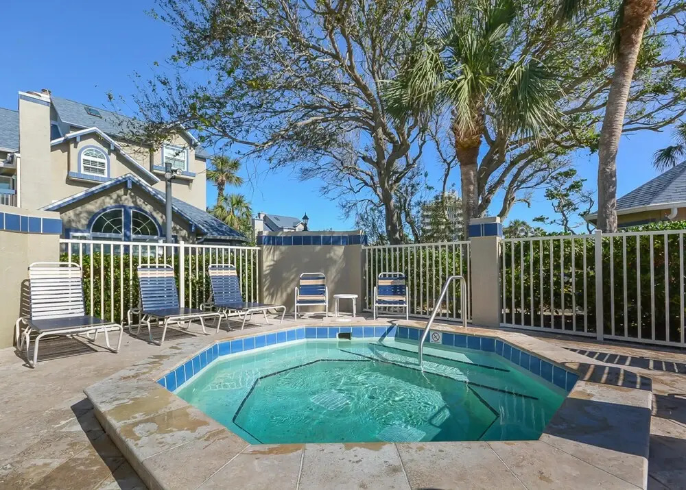 Ground Floor Sun Beach Club - Walking Distance to car Free Beach Sbc884