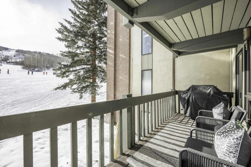 True Ski-In Ski-Out 2 BR Condo with Hot Tub