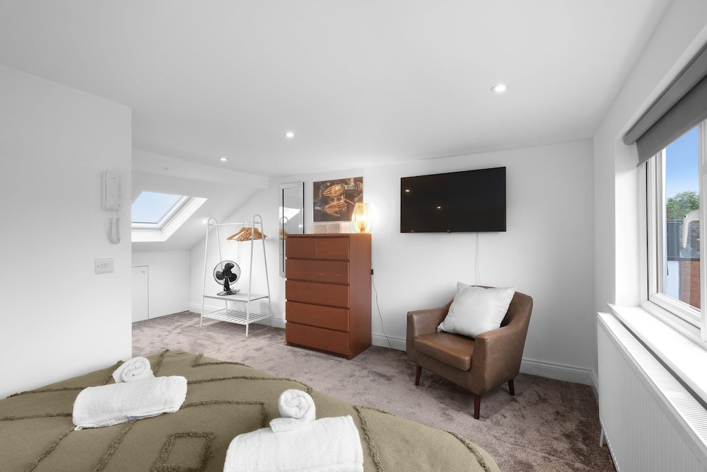Stylish 4 Bedroom, 2.5-Bath Home in Borehamwood