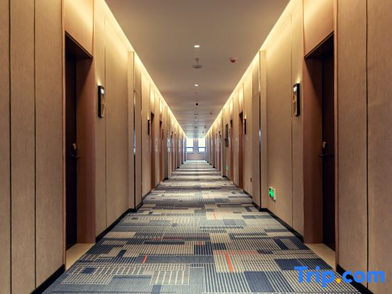 Heyi Zhishang Hotel (Fuxin High-speed Railway Station Wanda Plaza)