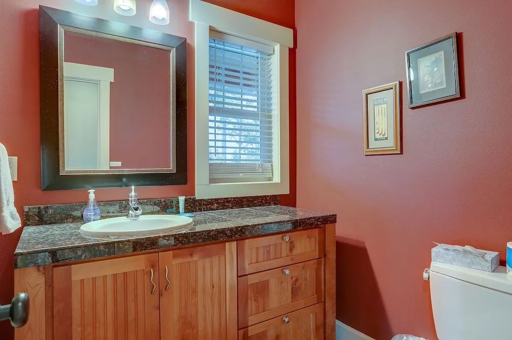 Spacious Five Peaks Home with Soaking Tub and BBQ by RedAwning