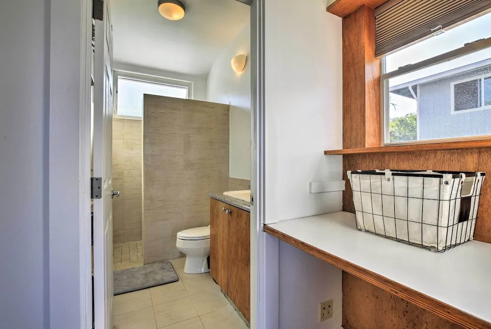1 Mile to Magic Sands Beach: Kailua-kona Cottage
