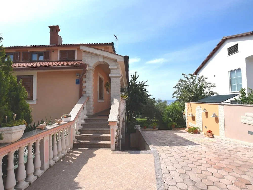 Apartment Only 100m From the Beach With a Barbecue Area and Fenced Garden, Wifi