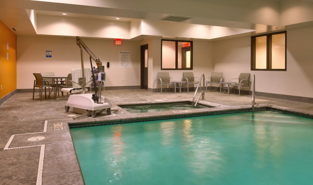 Holiday Inn Express & Suites Overland Park by IHG