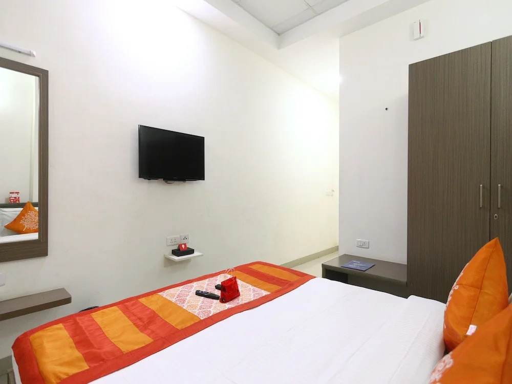 OYO 3547 Raj Guru Residency