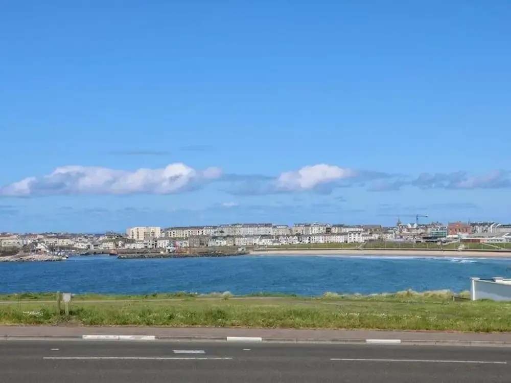 Shell Hill 3-bed Apt, Sleeps 6, 15 Mins to Beach
