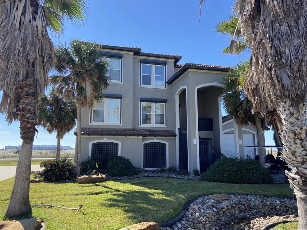 Beautiful Mariner's Drive Home, Just Steps From The Ocean. 3 Bedroom Home by Redawning