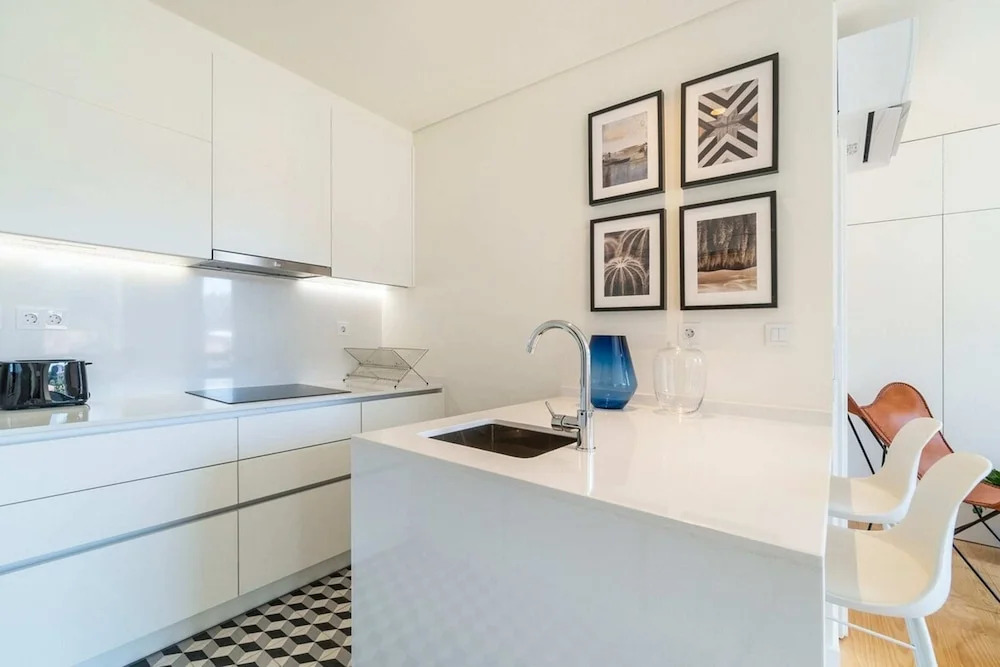 Modern 1BD w AC & Balcony