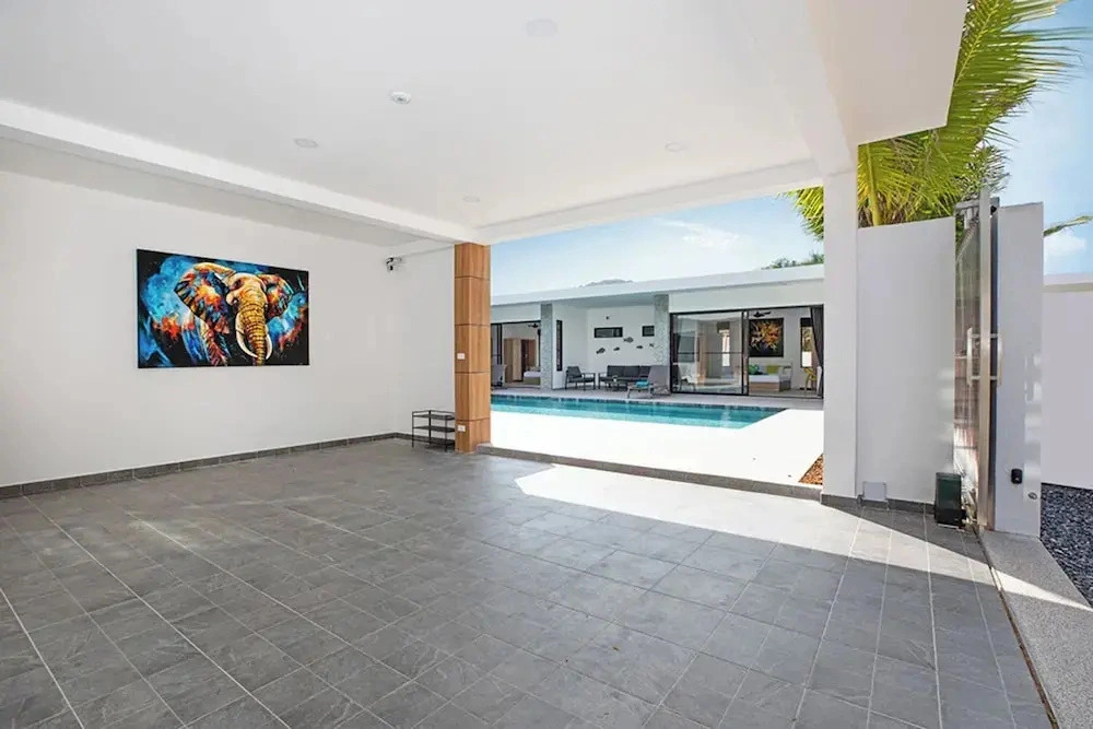 Modern 5 Bedrooms Pool Villa Curtis