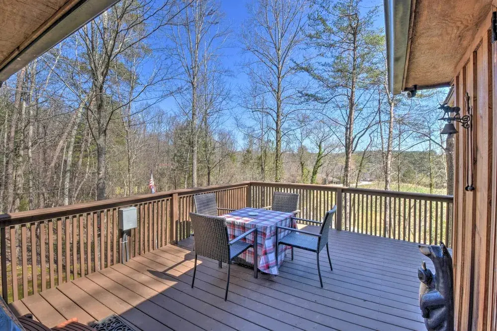 Helen Cabin w/ Deck & Hot Tub < 1/2 Mi to Main St