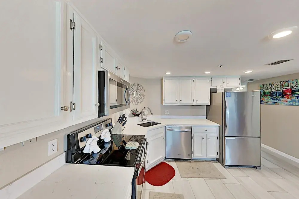 Walkable Gulf-front Perch: Oversize Balcony & Pool 2 Bedroom Condo