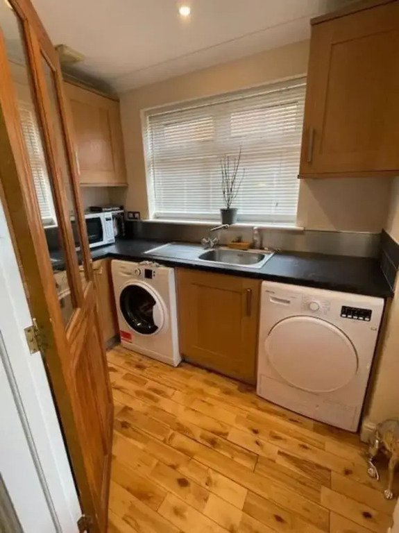 Charming House With Garden - Sleeps 6 & Parking