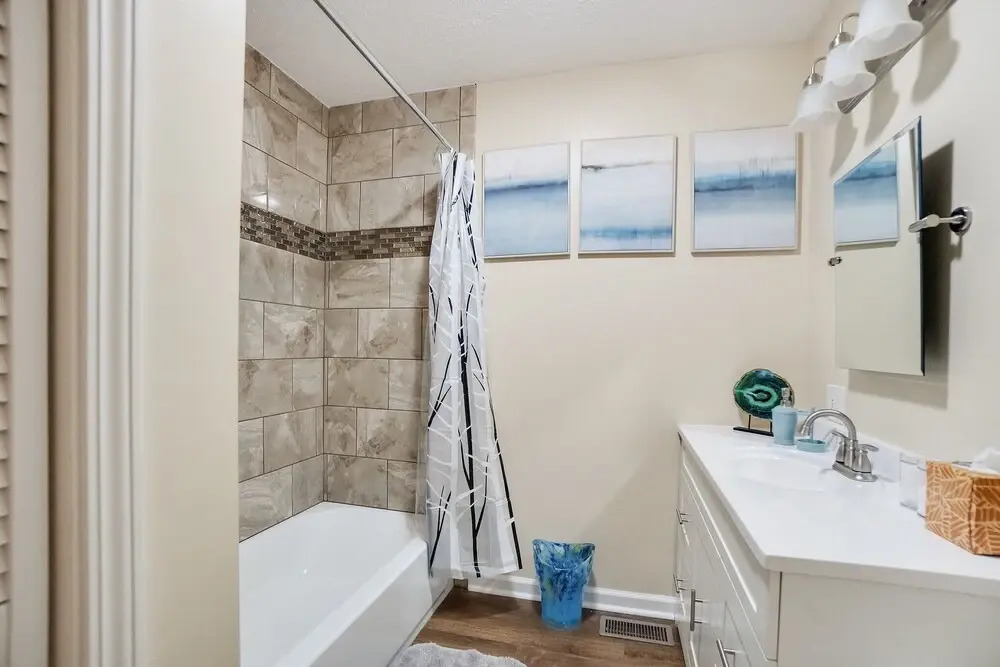 Updated Bunk House 4 Minutes To Lucas Oil - 8 Minutes To Downtown 3 Bedroom Home by Redawning
